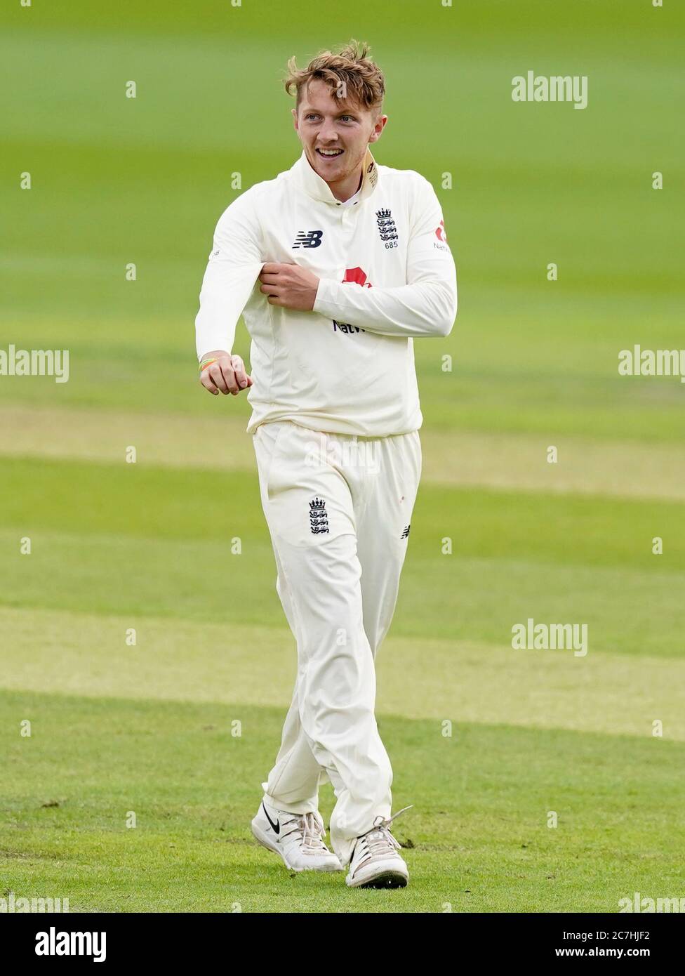 Il Dom Bess inglese reagisce durante il secondo giorno del secondo test a Old Trafford, Manchester. Foto Stock