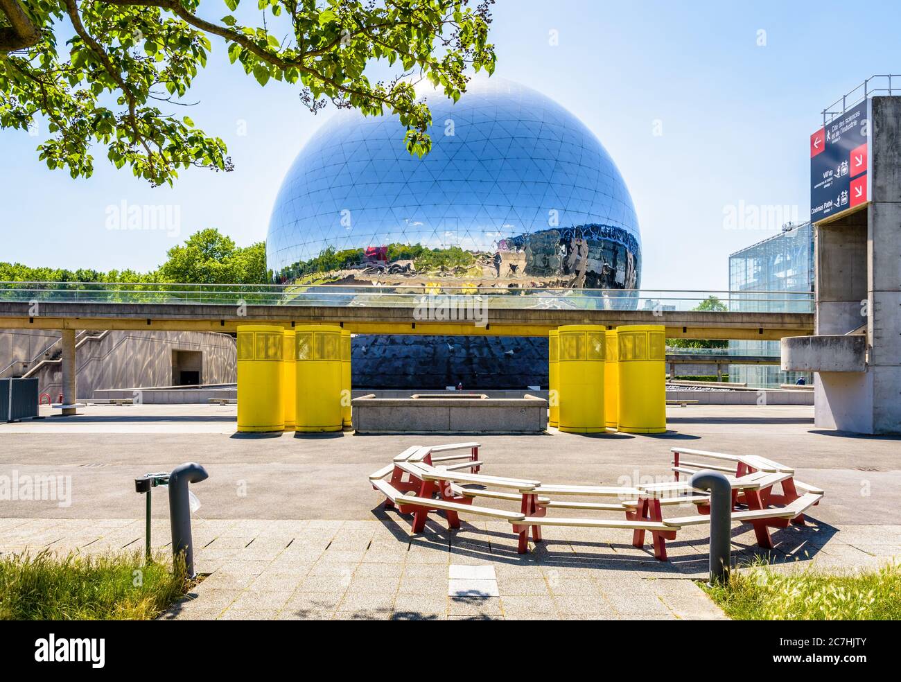 Vista generale di la Geode, una cupola geodetica rifinita a specchio situata nel Parc de la Villette a Parigi, in Francia, che ospita un cinema panoramico. Foto Stock