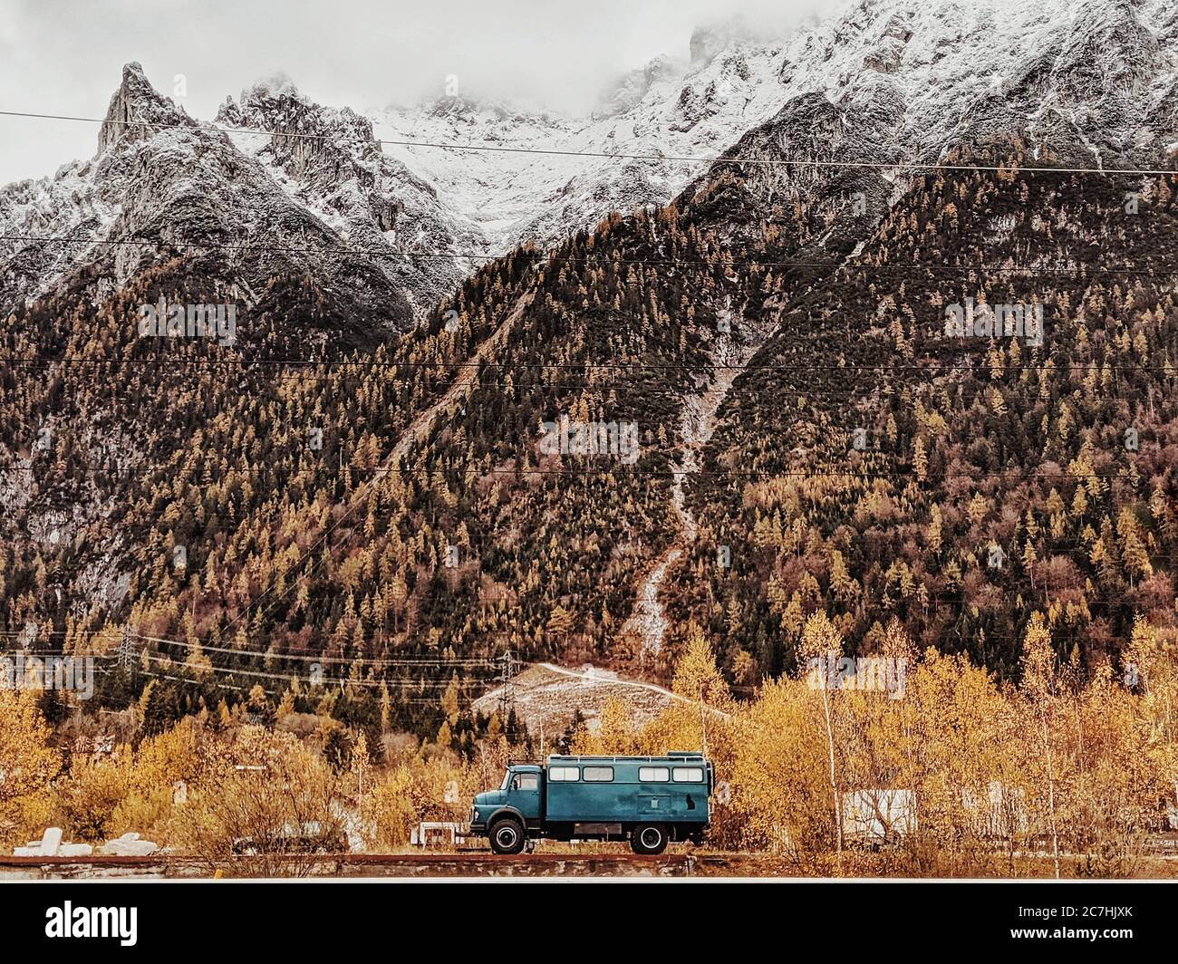 camion verde scuro sullo sfondo di una montagna autunnale Foto Stock