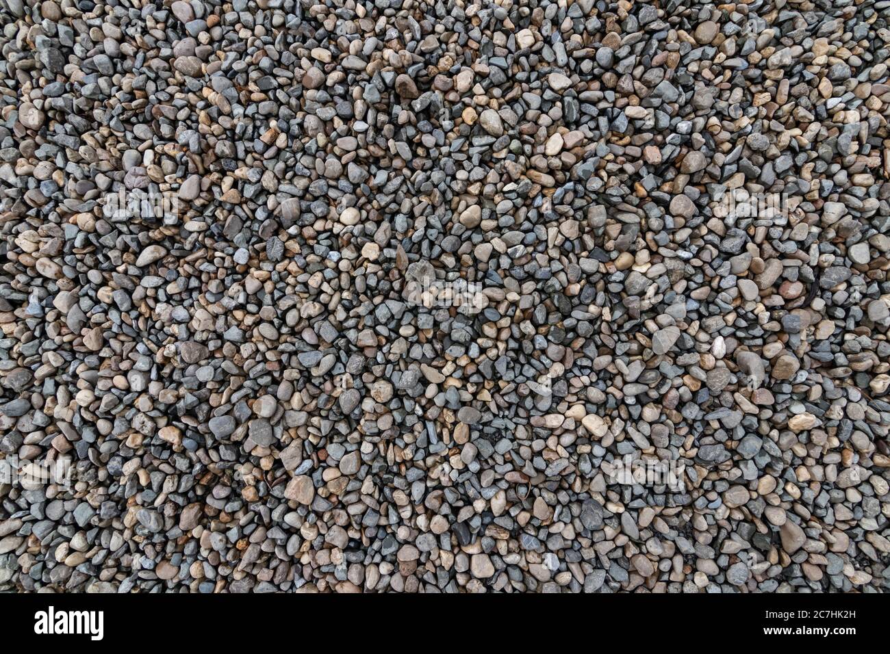 Vista dall'alto della pietra di ciottoli sul pavimento. Bella piccola pietra sulla spiaggia sfondo texture. Foto Stock