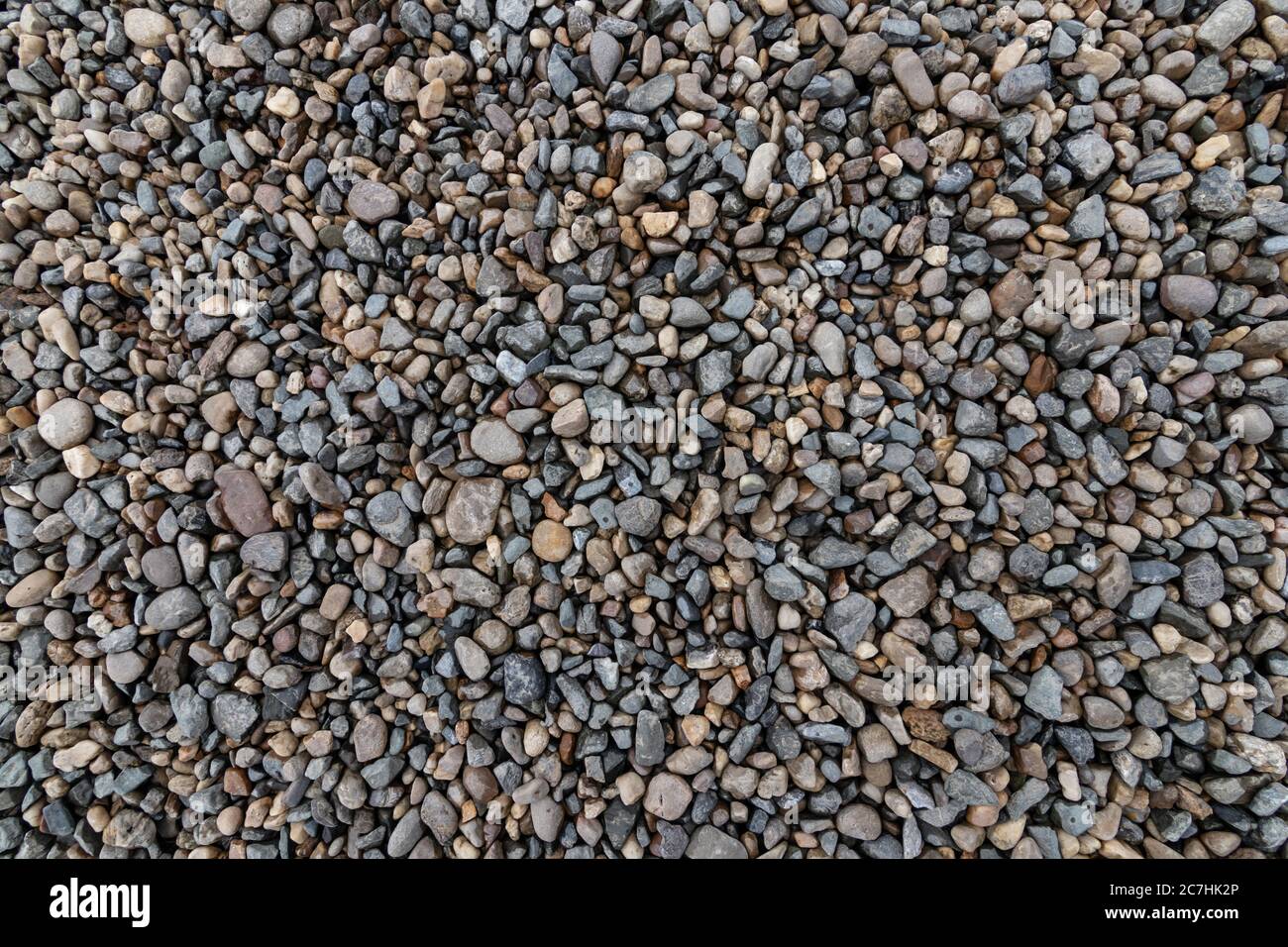 Vista dall'alto della pietra di ciottoli sul pavimento. Bella piccola pietra sulla spiaggia sfondo texture. Foto Stock