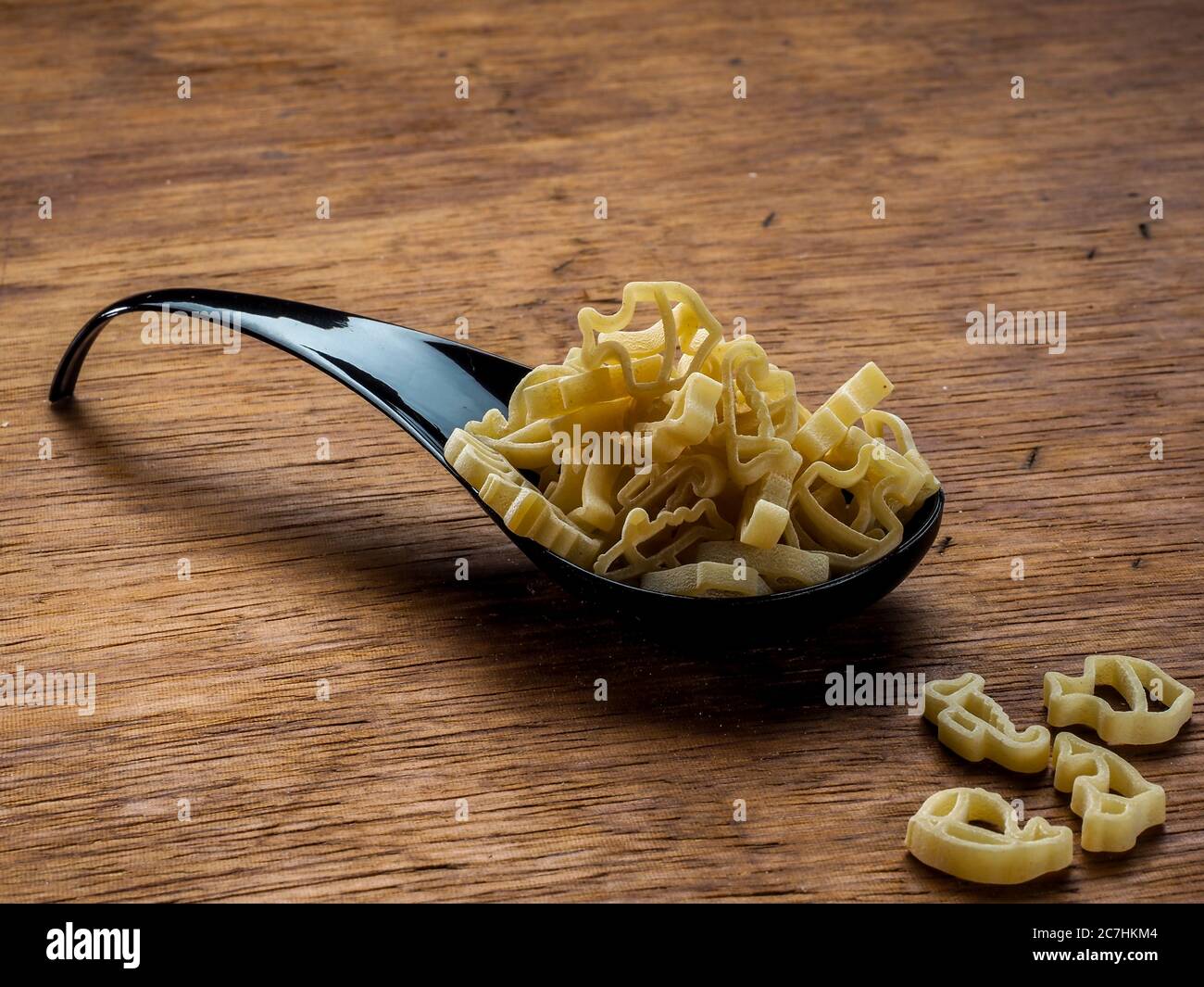 Pasta di grano duro con forme animali per zuppa Foto Stock
