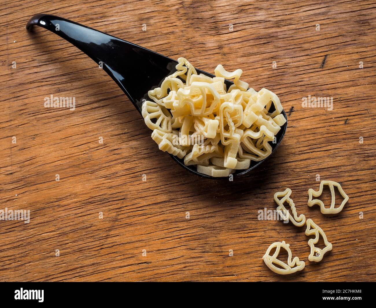 Pasta di grano duro con forme animali per zuppa Foto Stock