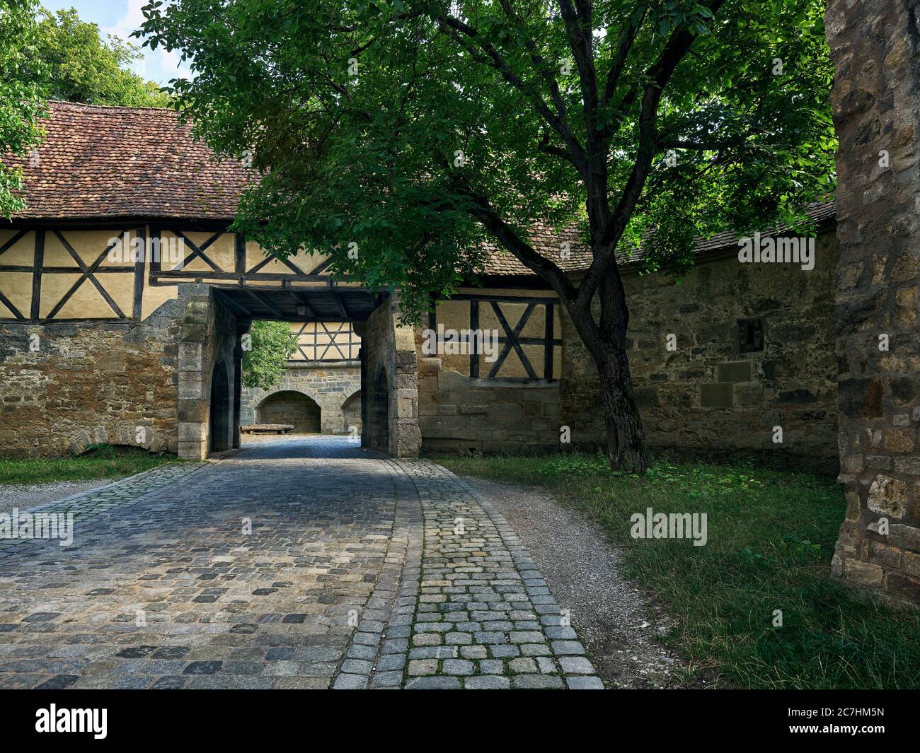 Arco, mura della città, porta della città, luce naturale, strada romantica, paesaggio urbano tardo medievale, centro storico, vista storica Foto Stock