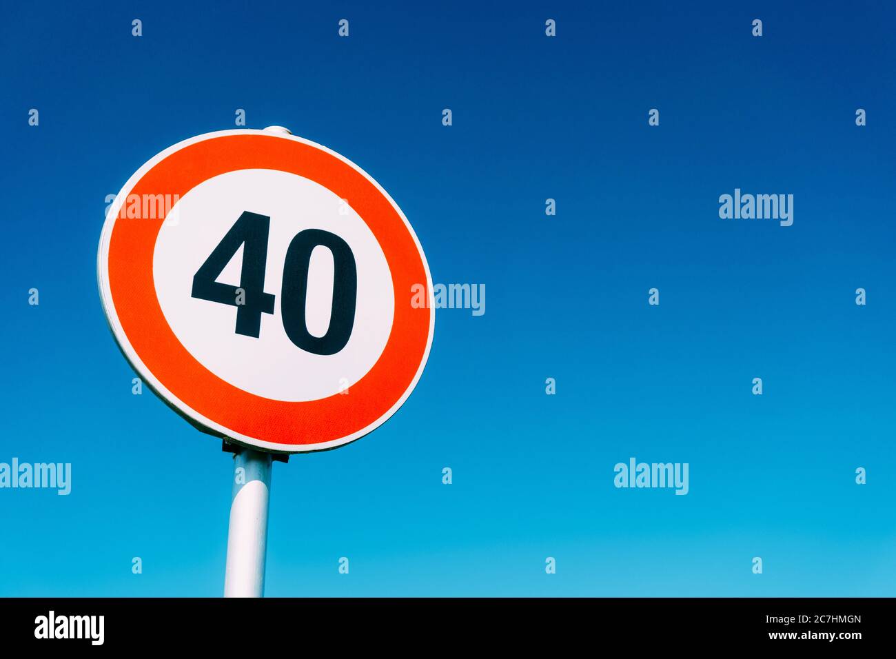 Segnale del limite di velocità 40 chilometri all'ora, contro il cielo blu. Foto Stock