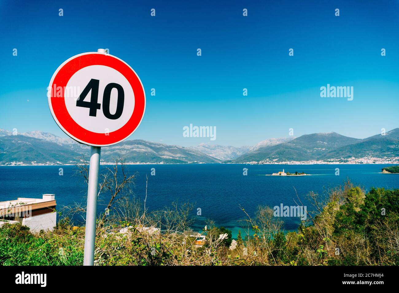 Segnale limite di velocità 40 contro il cielo e il mare in Montenegro. Foto Stock