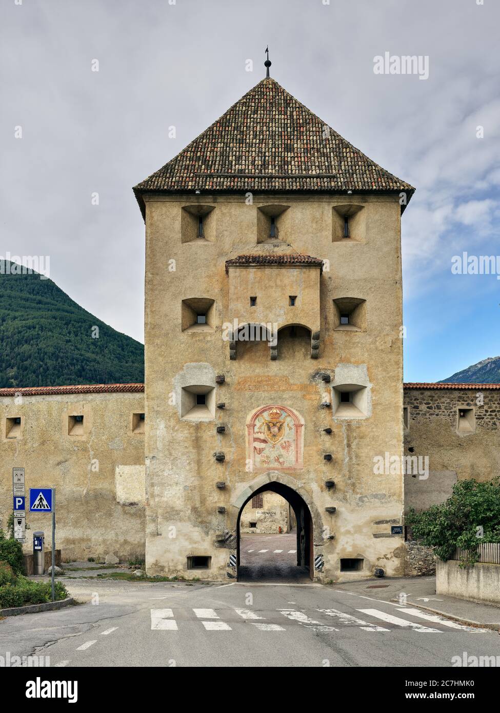 Mura della città, porta della città, porta, passaggio, passaggio, muratura, umore del mattino, settembre, fine estate, autunno, centro storico Foto Stock