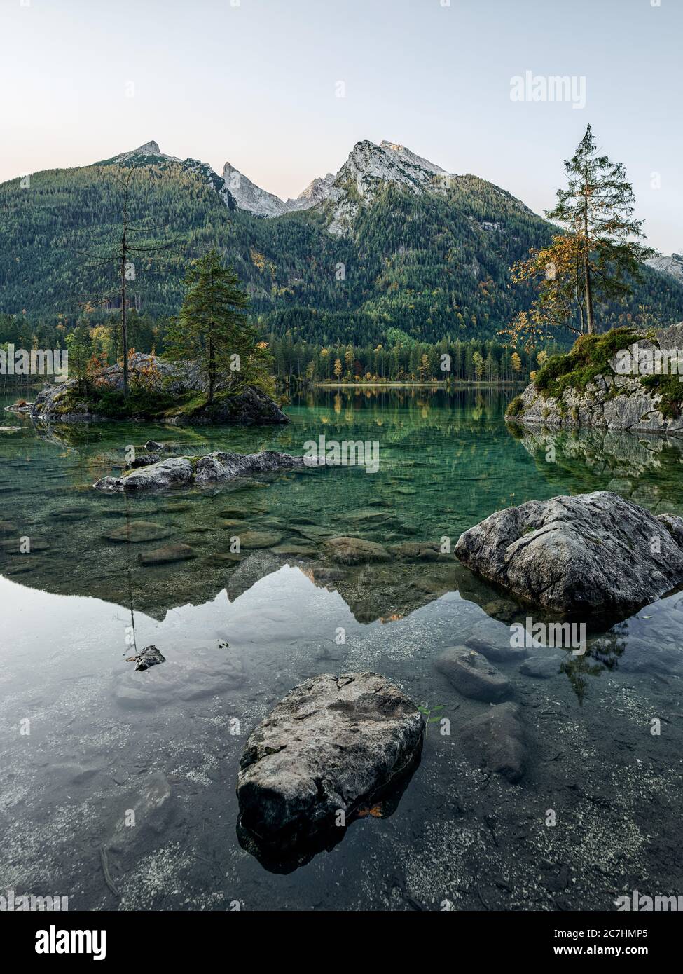 Rocce, massi, lago, lungolago, montagne, Alpi, nebbia, nebbia mattutina, alba, foresta, foresta di montagna, foresta, alberi, conifere, riflessione, autunno, umore autunnale, paesaggio montano Foto Stock