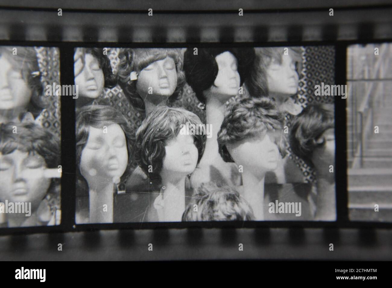 Fine anni '70 vintage contatto stampa in bianco e nero fotografia di parrucche in vendita nella vetrina locale. Foto Stock