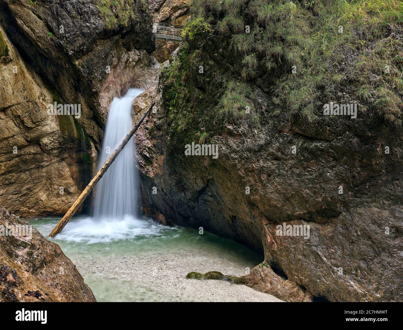 Rocce, pareti rocciose, cascata, acqua, ruscello, gola Foto Stock