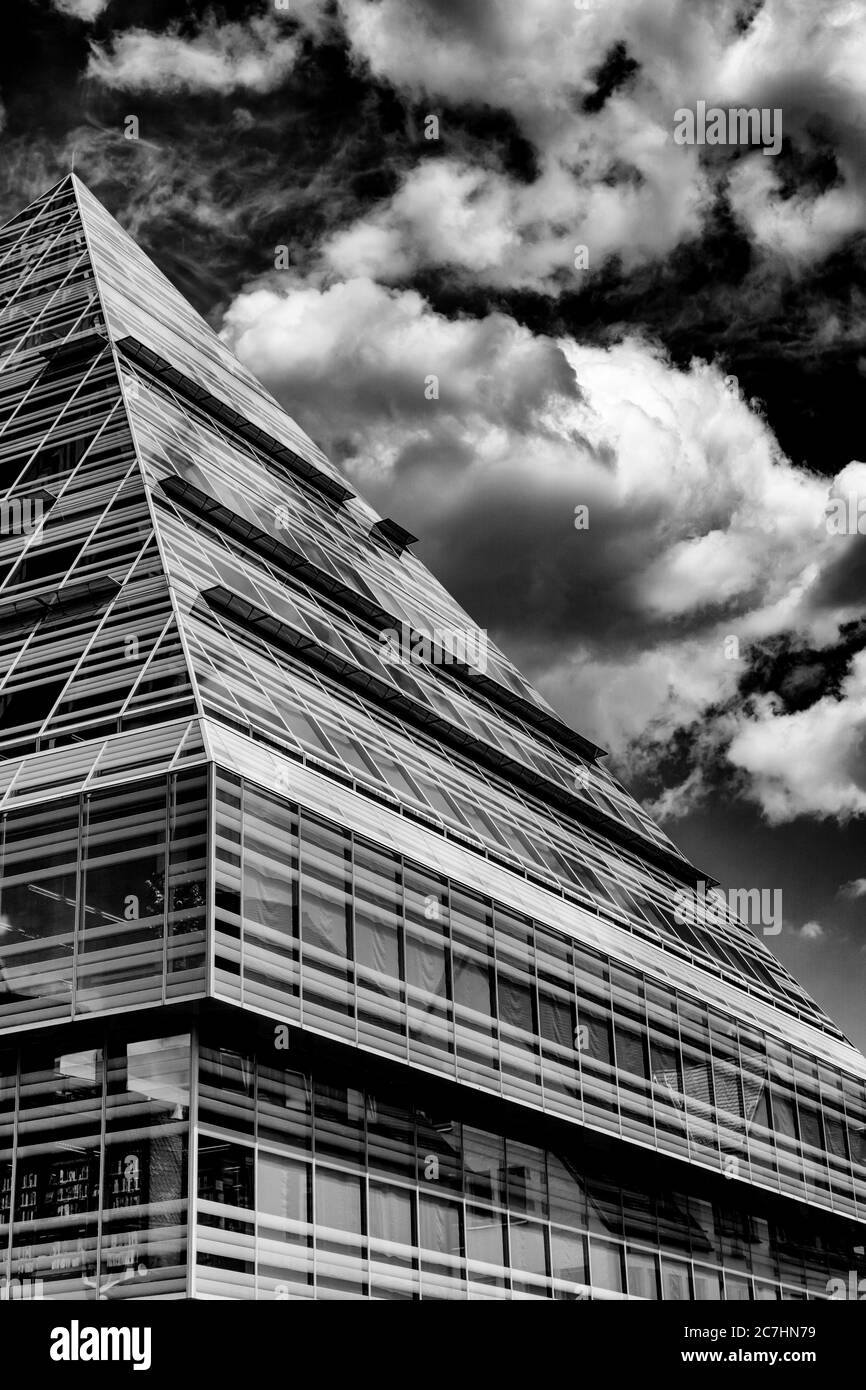 Ulm, BW / Germania - 14 luglio 2020: Vista della moderna biblioteca comunale nel centro della città di Ulm Foto Stock