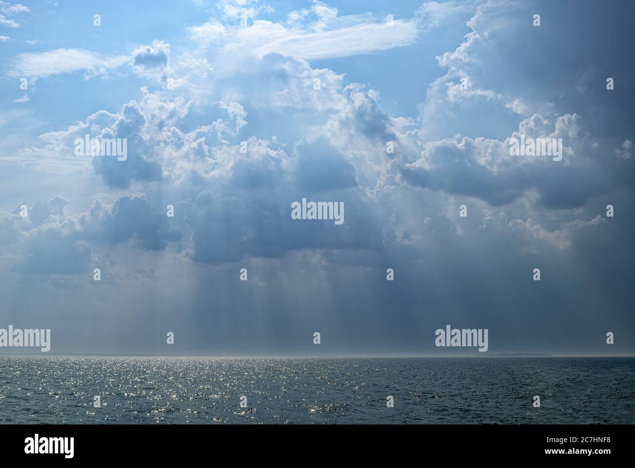 Umore temporale, cielo tempestoso, cielo piovoso, estate, costa, Mar Baltico, vastità Foto Stock