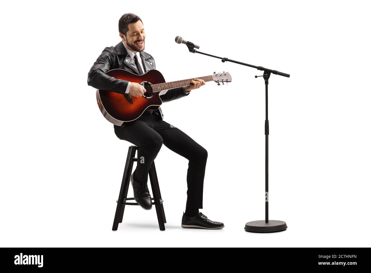 Uomo che canta e suona una chitarra acustica isolata su sfondo bianco Foto Stock