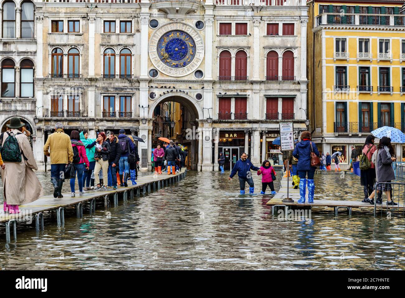 Piazza, floodgate, passerelle, alluvione, Aqua alta, persone, tempo piovoso, inondazioni Foto Stock