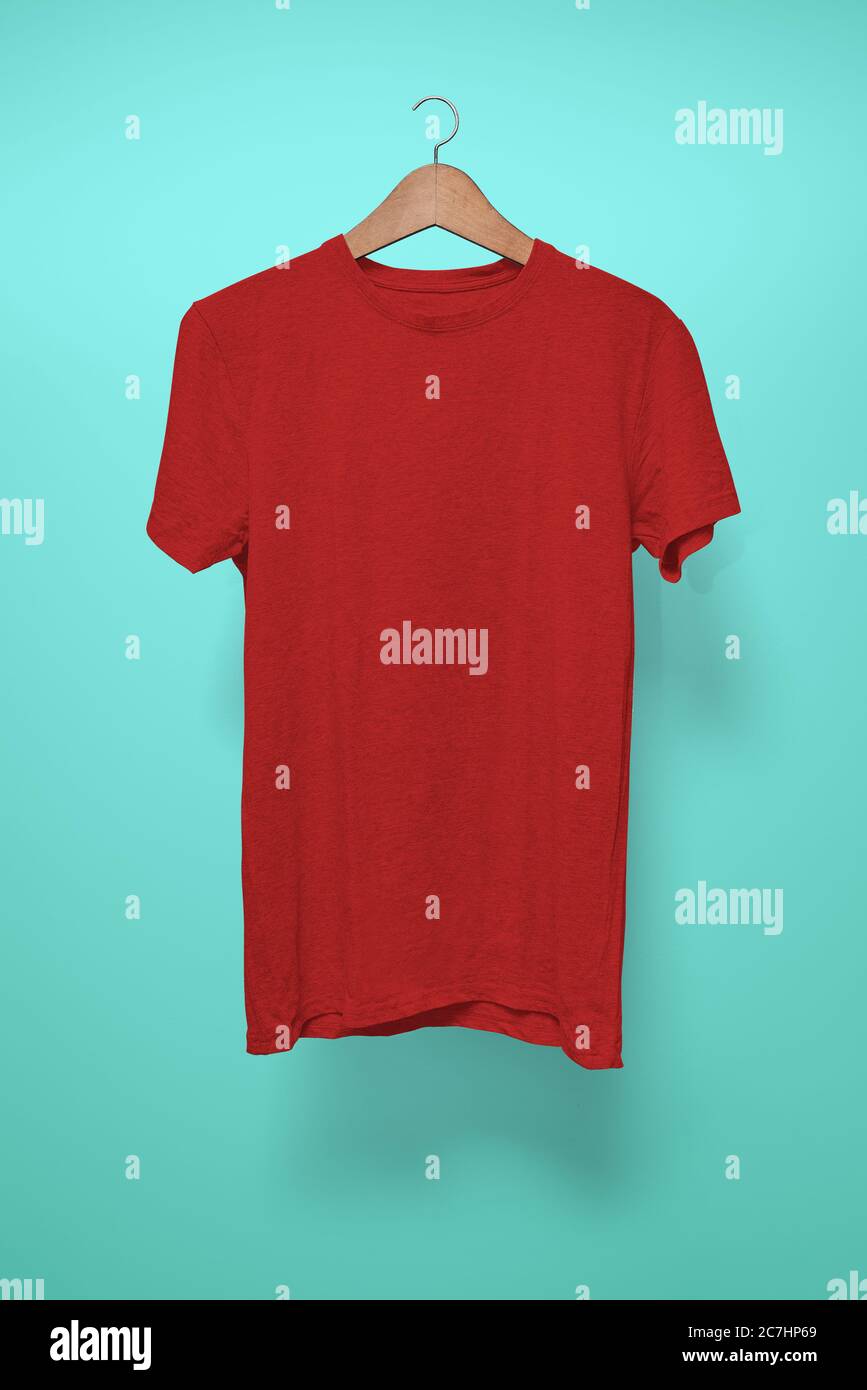 T-Shirt rossa su un appendiabiti su sfondo turchese Foto Stock