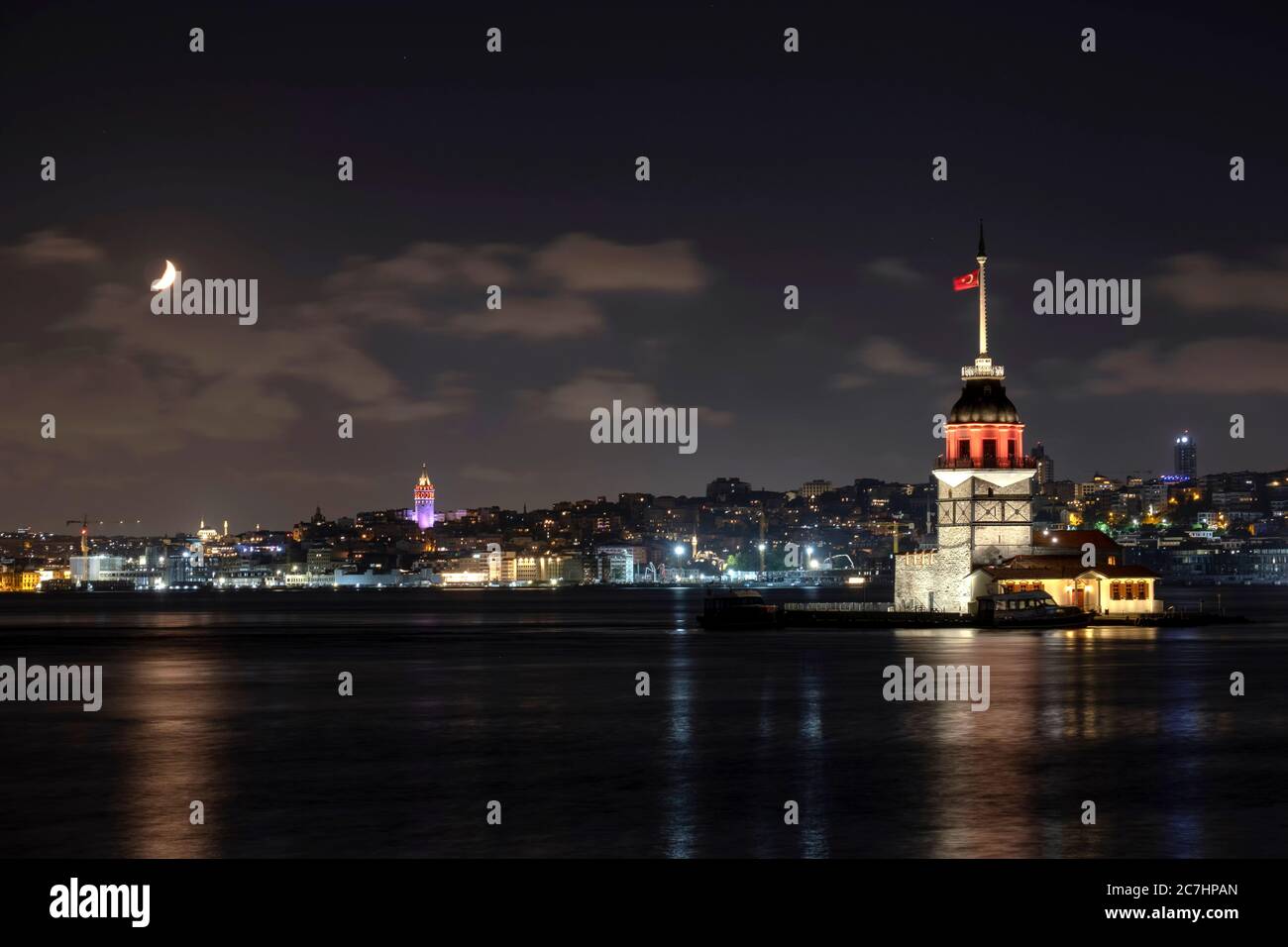 Moonset sopra la Torre Galata a Istanbul, Turchia. Foto Stock