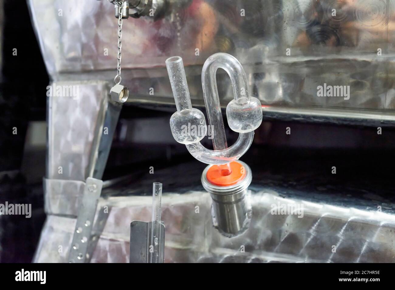 Vasche di rash in acciaio inox in cantina di fermentazione con tubo di fermentazione e tappo di fermentazione Foto Stock