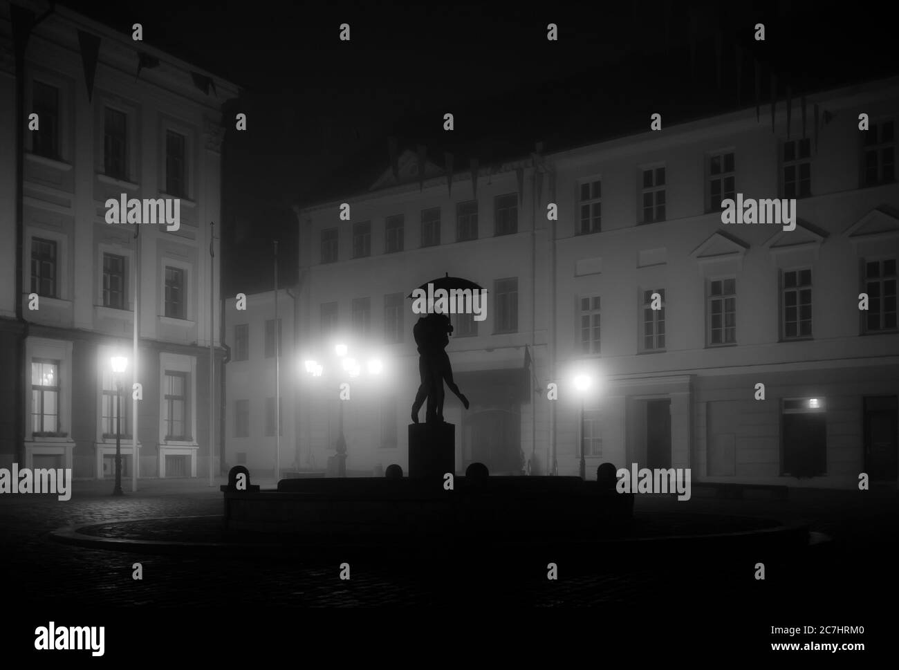 Piazza del municipio di Tartu su una notte di nebbia Foto Stock
