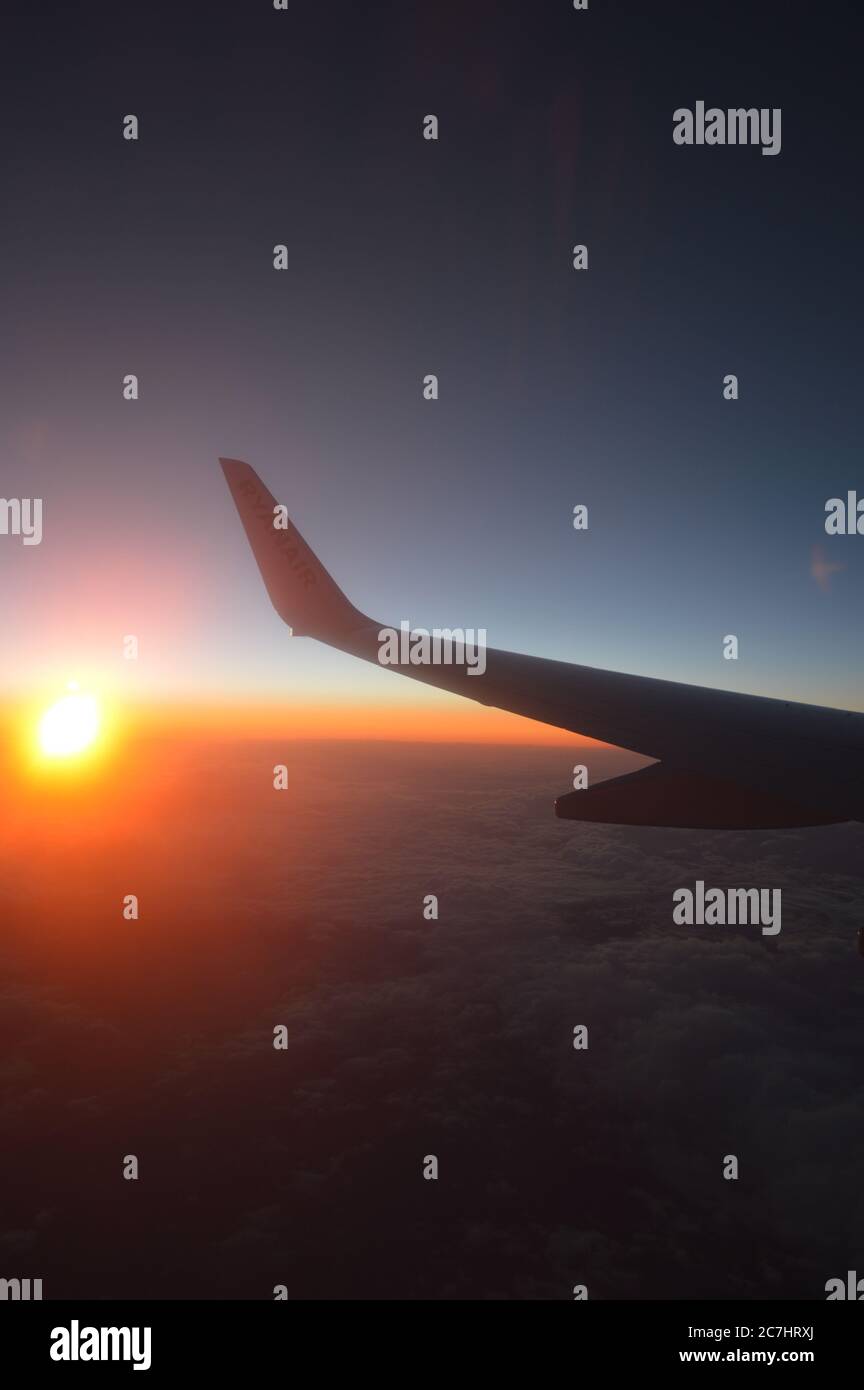 Ryanair Boeing 737 -800 vola sul Mar Baltico durante un volo di linea tra l'aeroporto di Praga - Ruzyne e Skavsta, Svezia. Ryanair gestisce una flotta di oltre 450 aeromobili della serie Boeing 737-800 Foto Stock