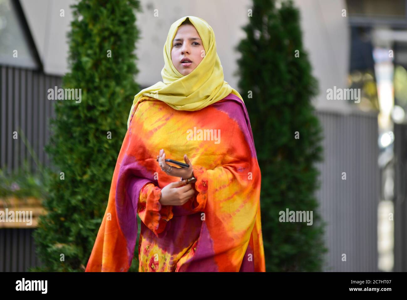 Donna musulmana in via Teryan, Yerevan, Armenia Foto Stock