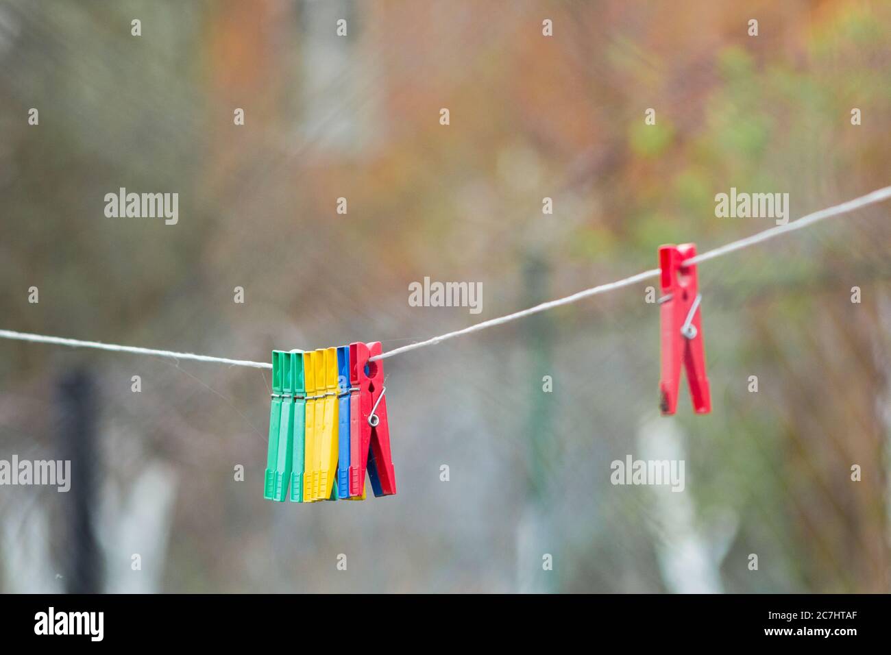 Stendibiancheria colorata su un vestito in villaggio Foto Stock