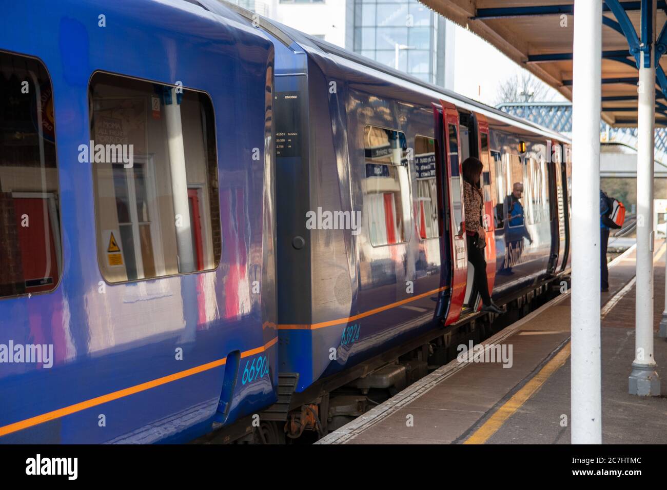 I passeggeri del treno o i pendolari che lasciano un treno salendo su una piattaforma Foto Stock