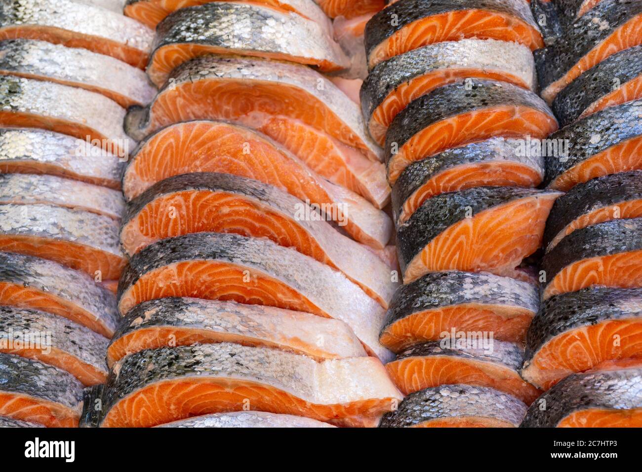 Salmone fresco crudo bistecca di pesce rosso. Vendita di pesce fresco. Foto Stock