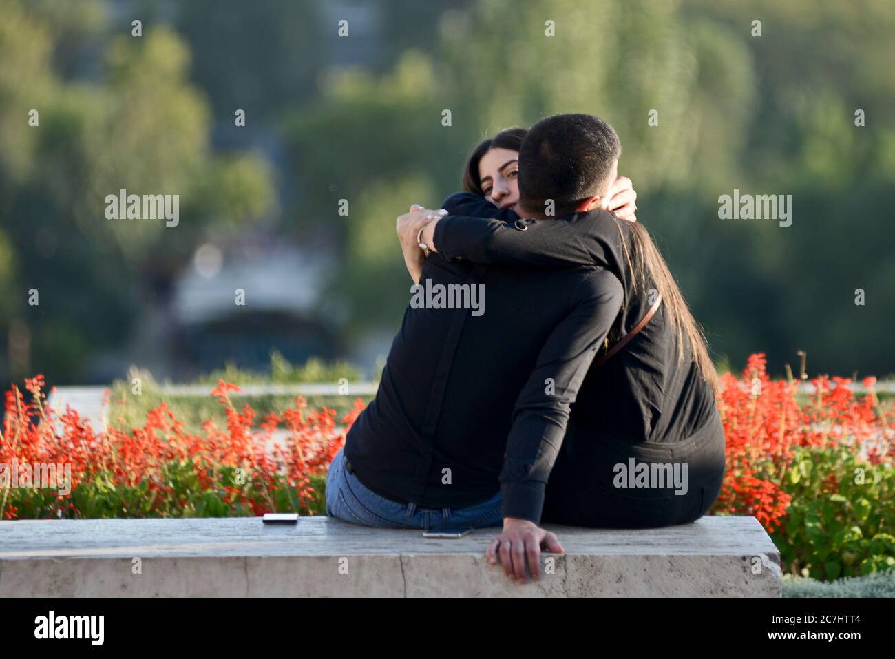 Una coppia si agganantano in un momento romantico. Cascata di Yerevan, Armenia Foto Stock