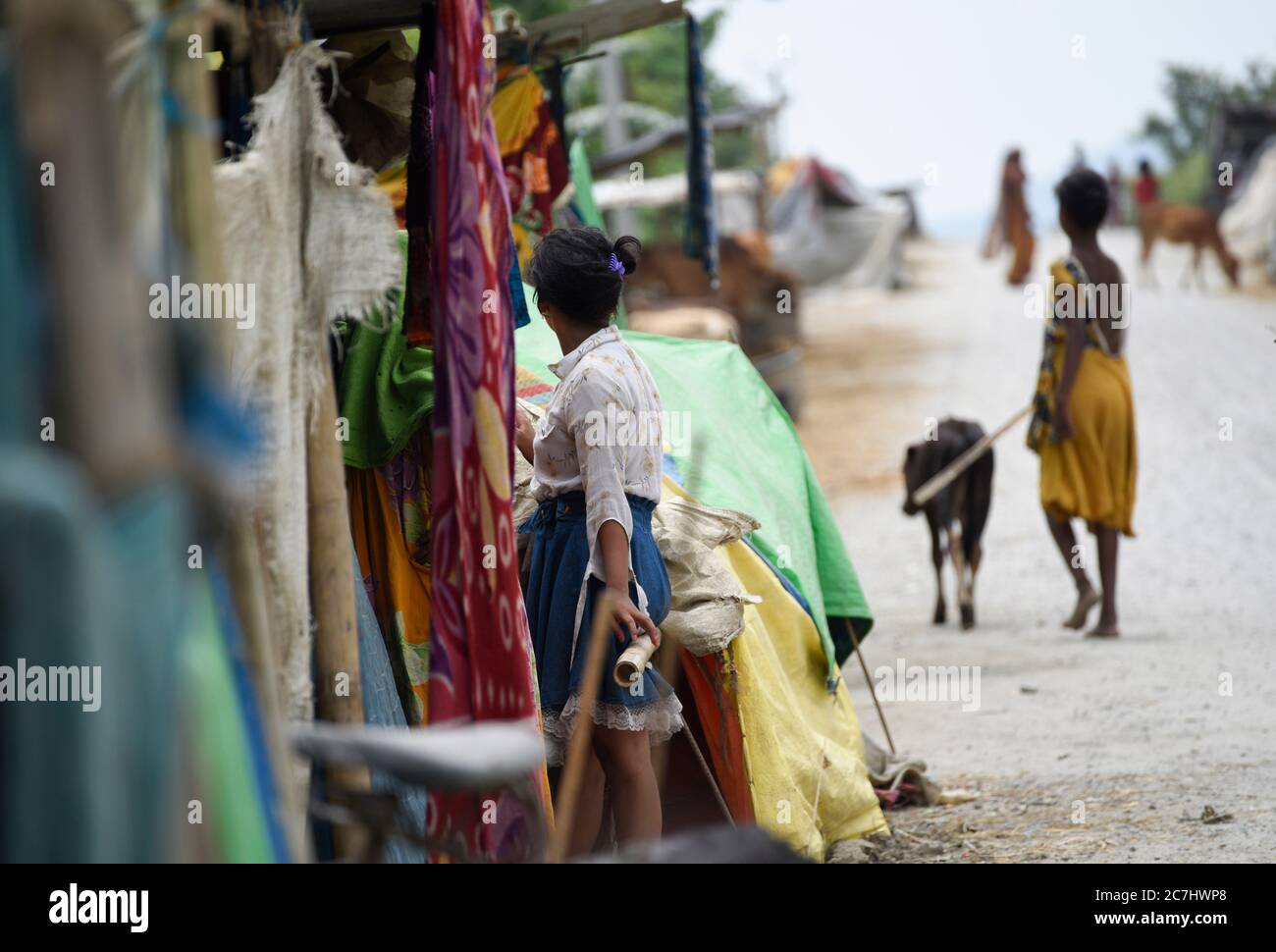 Morigaon, India. 17 luglio 2020. Persone in un rifugio di fortuna su strada in un villaggio colpito dalle inondazioni nel distretto di Morigaon di Assam in India, venerdì 17 luglio 2020. Credit: David Talukdar/Alamy Live News Foto Stock