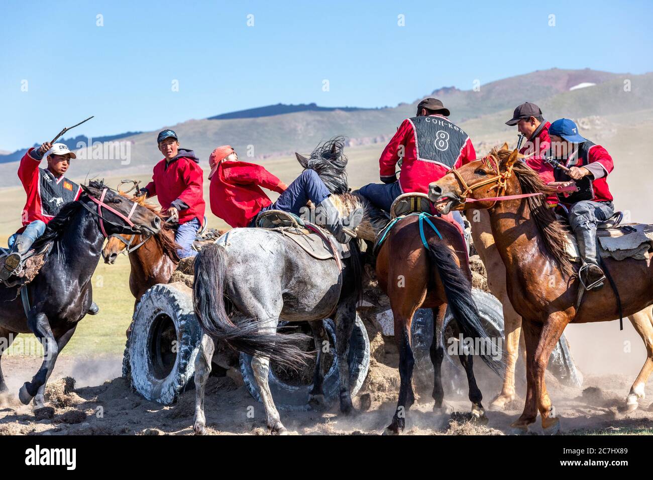 Buzkaschi è un gioco equestre tradizionale in Afghanistan e in altre parti persiane e turche dell'Asia centrale. Si tratta di uno sport nazionale in Kirghizistan e, come in Kazakistan, Tagikistan e Uzbekistan, si chiama Kok-boru o Ulak Tartisch. Kök-Börü, Buzkaschi, Song Köl See, Parco Nazionale Song Köl, Kirghizistan Foto Stock
