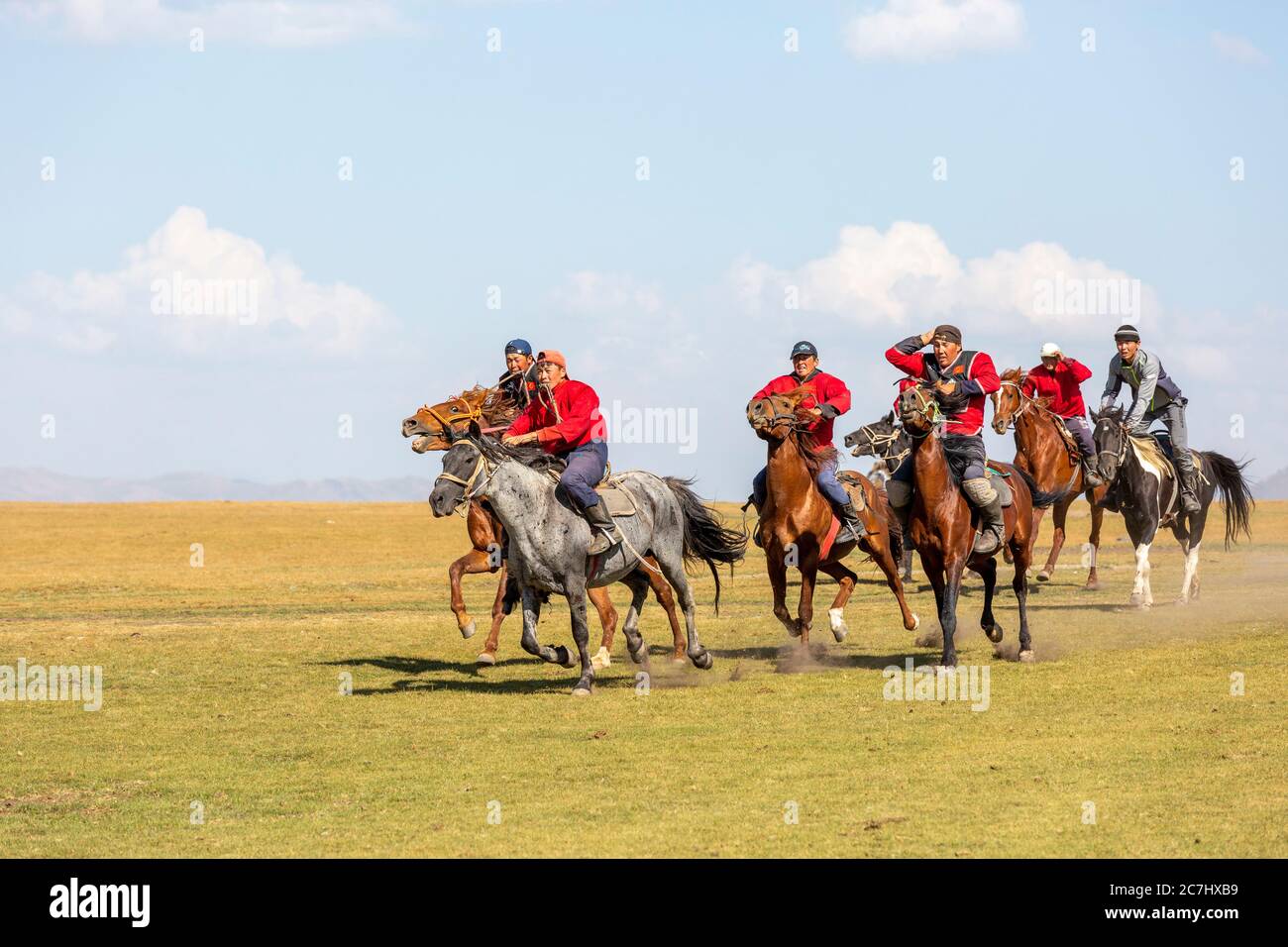 Buzkaschi è un gioco equestre tradizionale in Afghanistan e in altre parti persiane e turche dell'Asia centrale. Si tratta di uno sport nazionale in Kirghizistan e, come in Kazakistan, Tagikistan e Uzbekistan, si chiama Kok-boru o Ulak Tartisch. Kök-Börü, Buzkaschi, Song Köl See, Parco Nazionale Song Köl, Kirghizistan Foto Stock