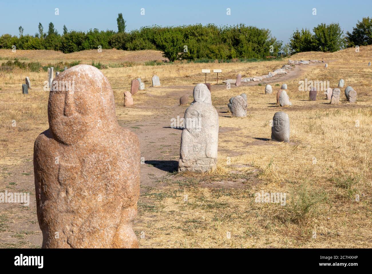 Balbali, figura di pietra, guardia di tomba per i governanti defunti, Burana, Kirghizistan Foto Stock