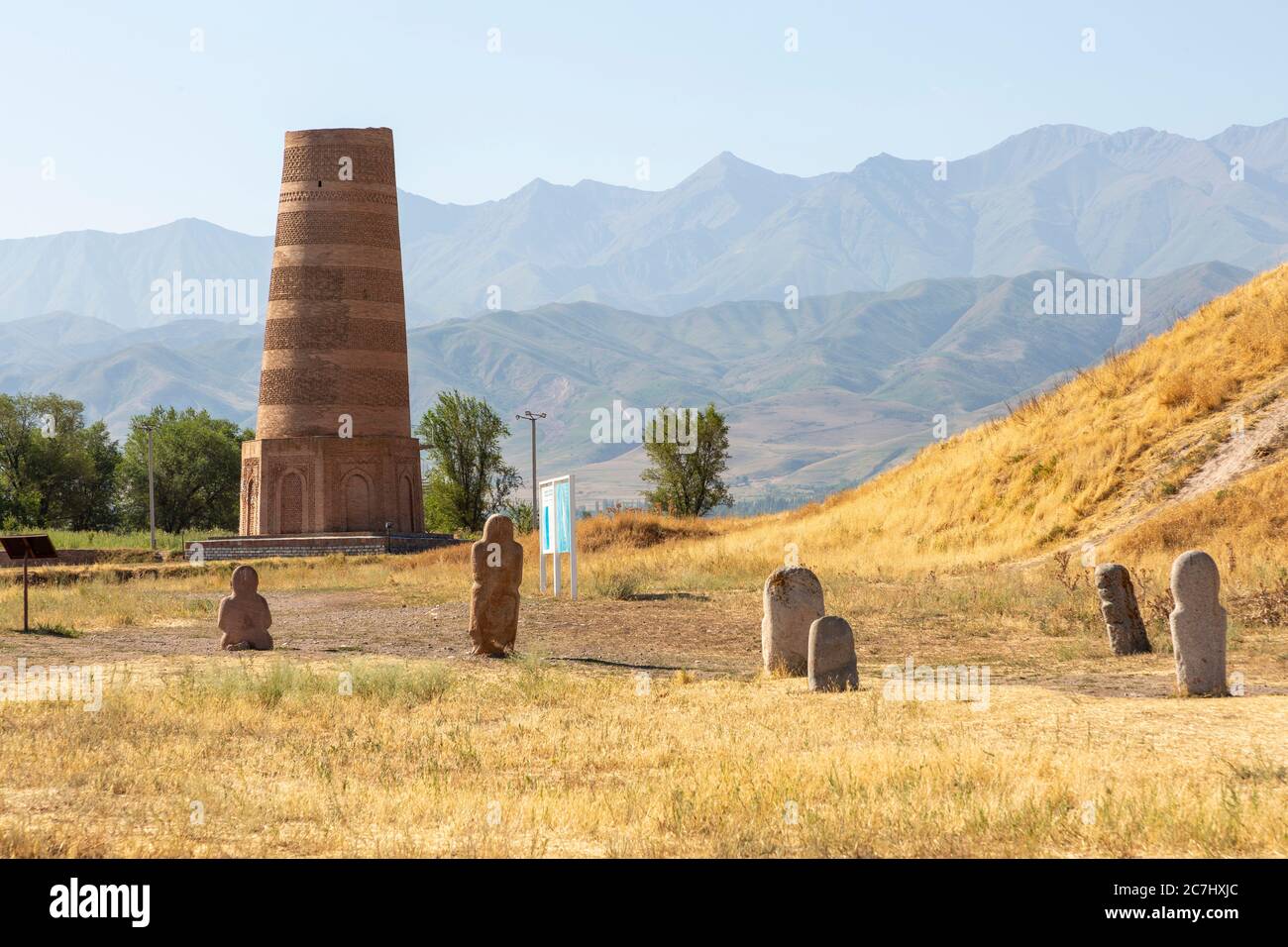 Balbali, figura di pietra, guardia di tomba per i governanti defunti, minareto Burana, Kirghizistan Foto Stock