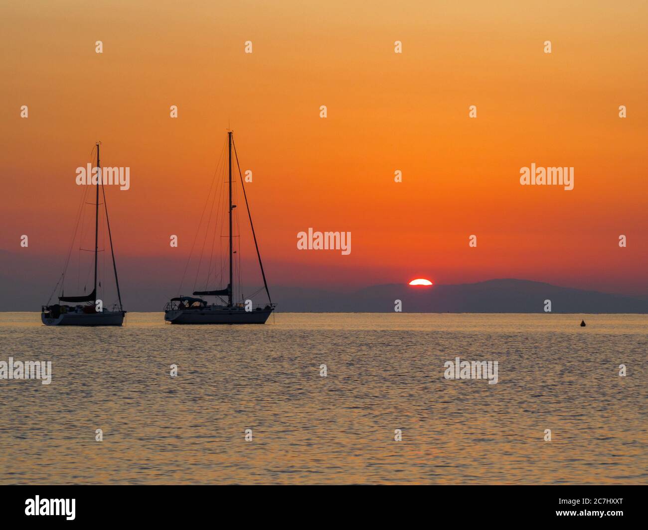 Zwei Fischerboote bei Sonnenaufgang Foto Stock