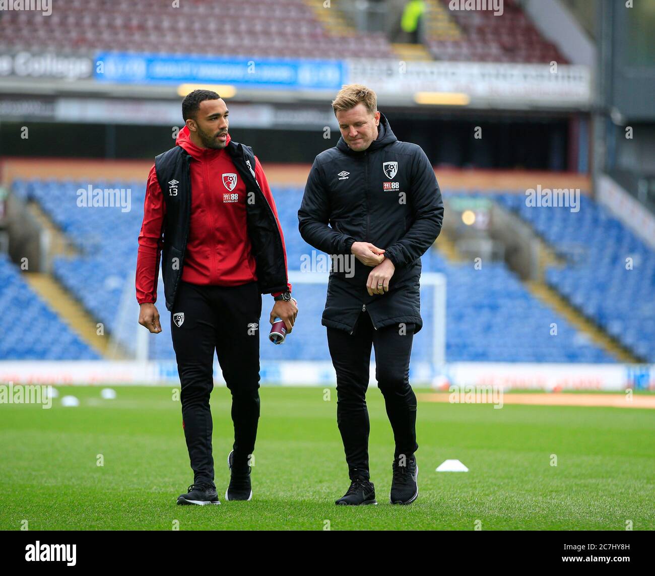 22nd Febbraio 2020, Turf Moor, Burnley, Inghilterra; Premier League, Burnley / Bournemouth : il manager di Bournemouth Eddie Howe e Callum Wilson (13) di Bournemouth ispezionare il campo prima del gioco Foto Stock
