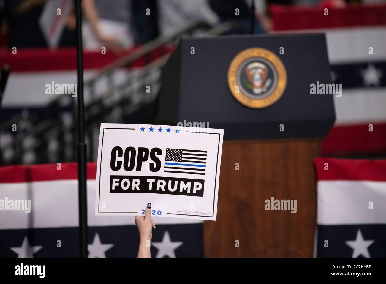 Il presidente Trump sostenitore di tenere un cartello Cops for Trump al rally nel Bojangle's Coliseum Foto Stock