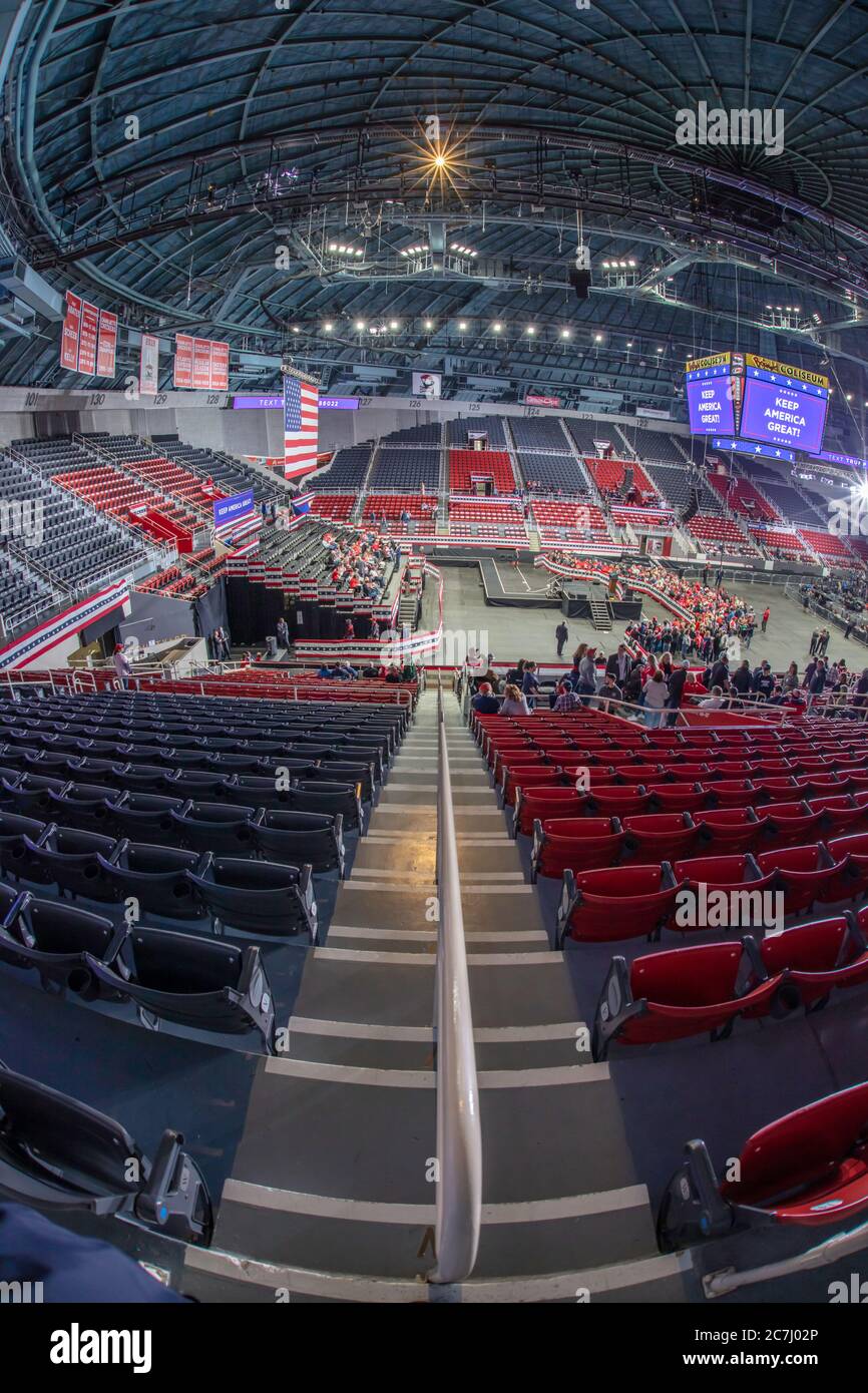 Bojangle's Coliseum a Charlotte, Carolina del Nord, mentre inizia a riempirsi di sostenitori prima del discorso di rally della campagna del presidente Trump Foto Stock