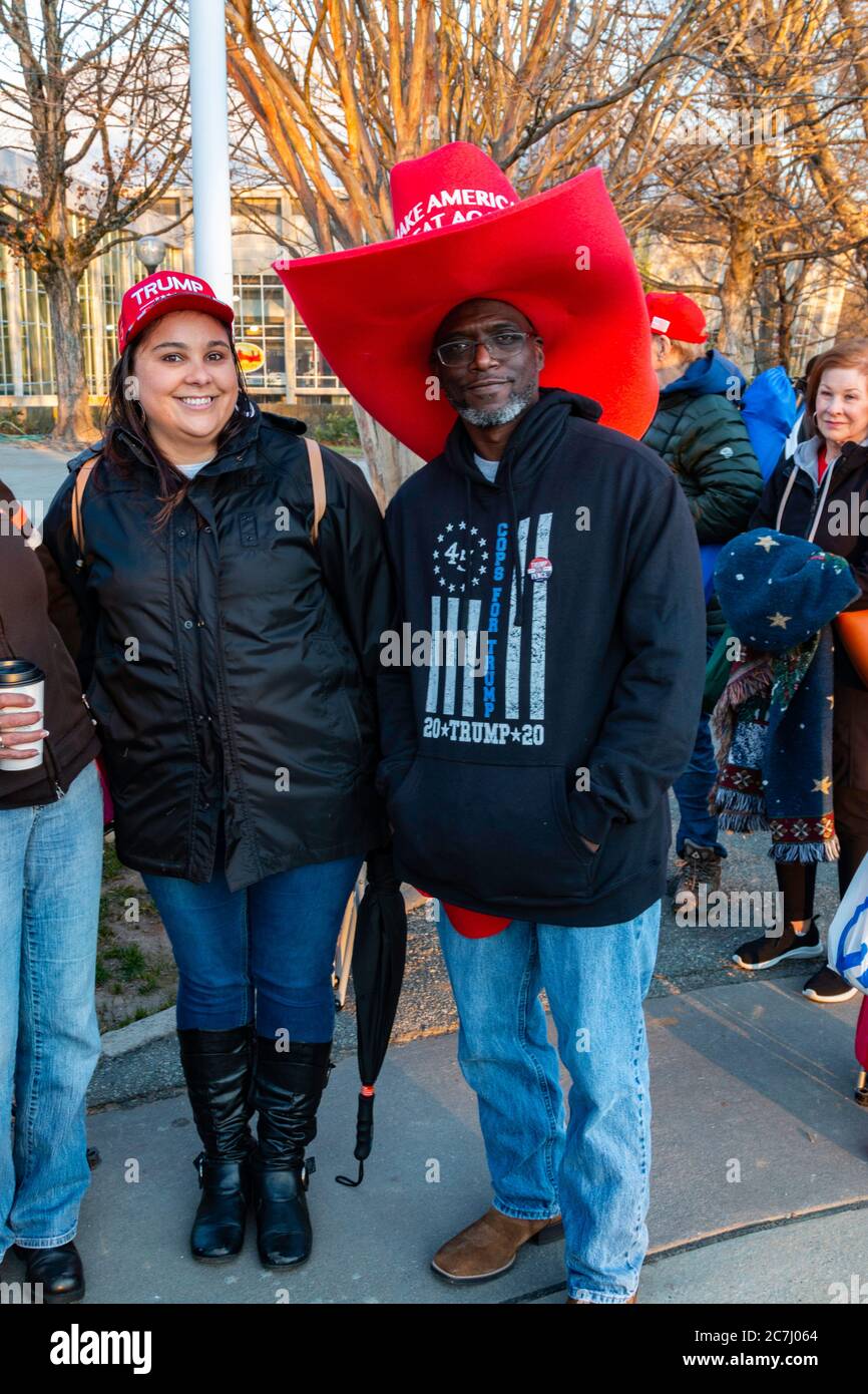 Un sostenitore di Trump di Greensboro, NC, sta portando il suo grande cappello in schiuma a sostegno del presidente al di fuori del Bojangle's Coliseum Foto Stock