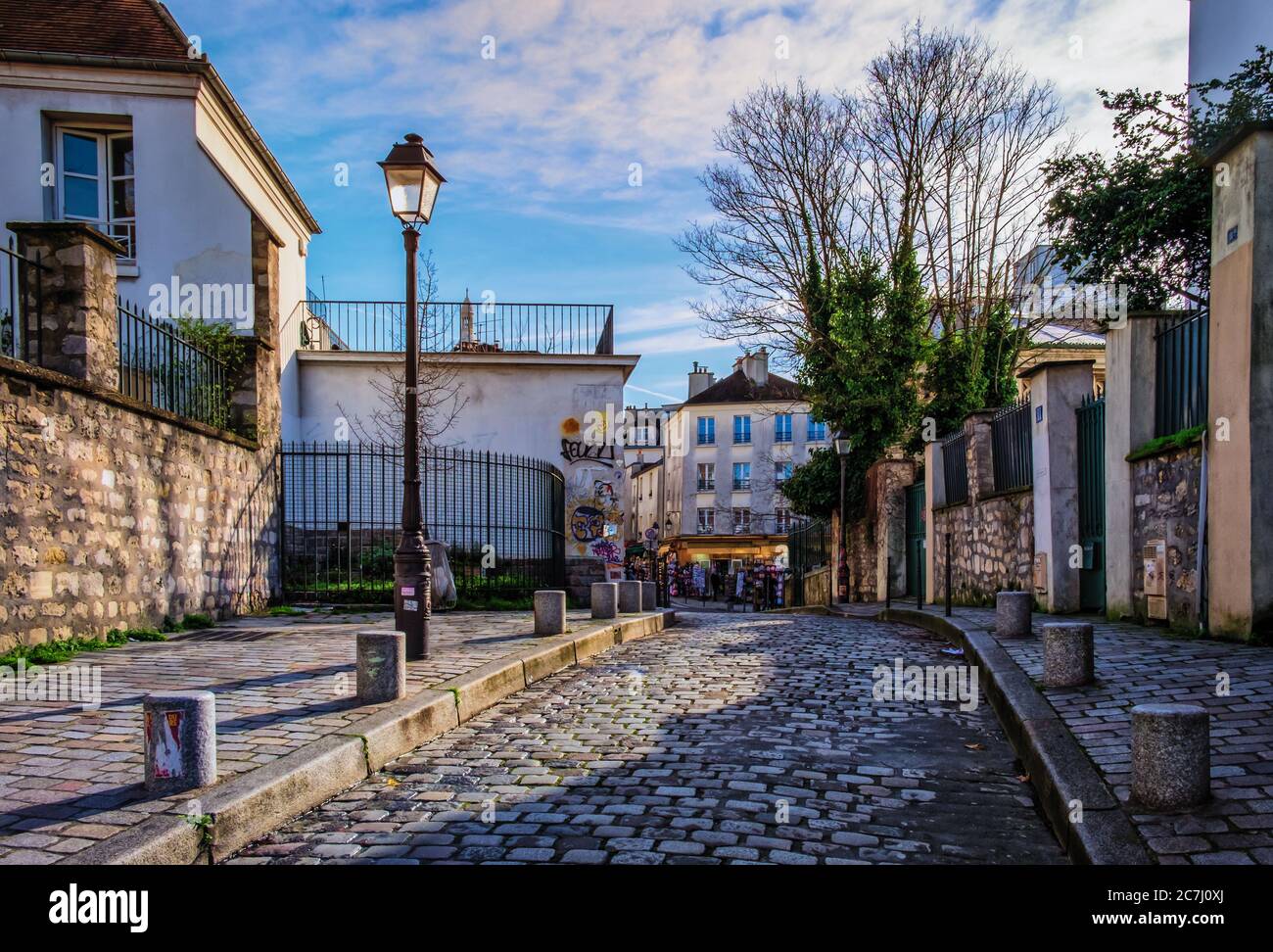 Parigi, Francia, Febbraio 2020, vista di Norvins Street una strada lastricata nel cuore del quartiere di Montmartre Foto Stock
