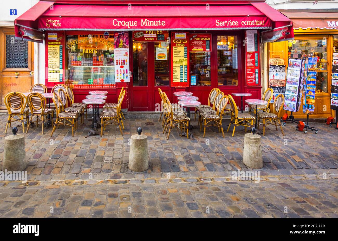 Parigi, Francia, Feb 2020, vista del bar-terrazza `Croque Monsieur`nel cuore del quartiere di Montmartre Foto Stock