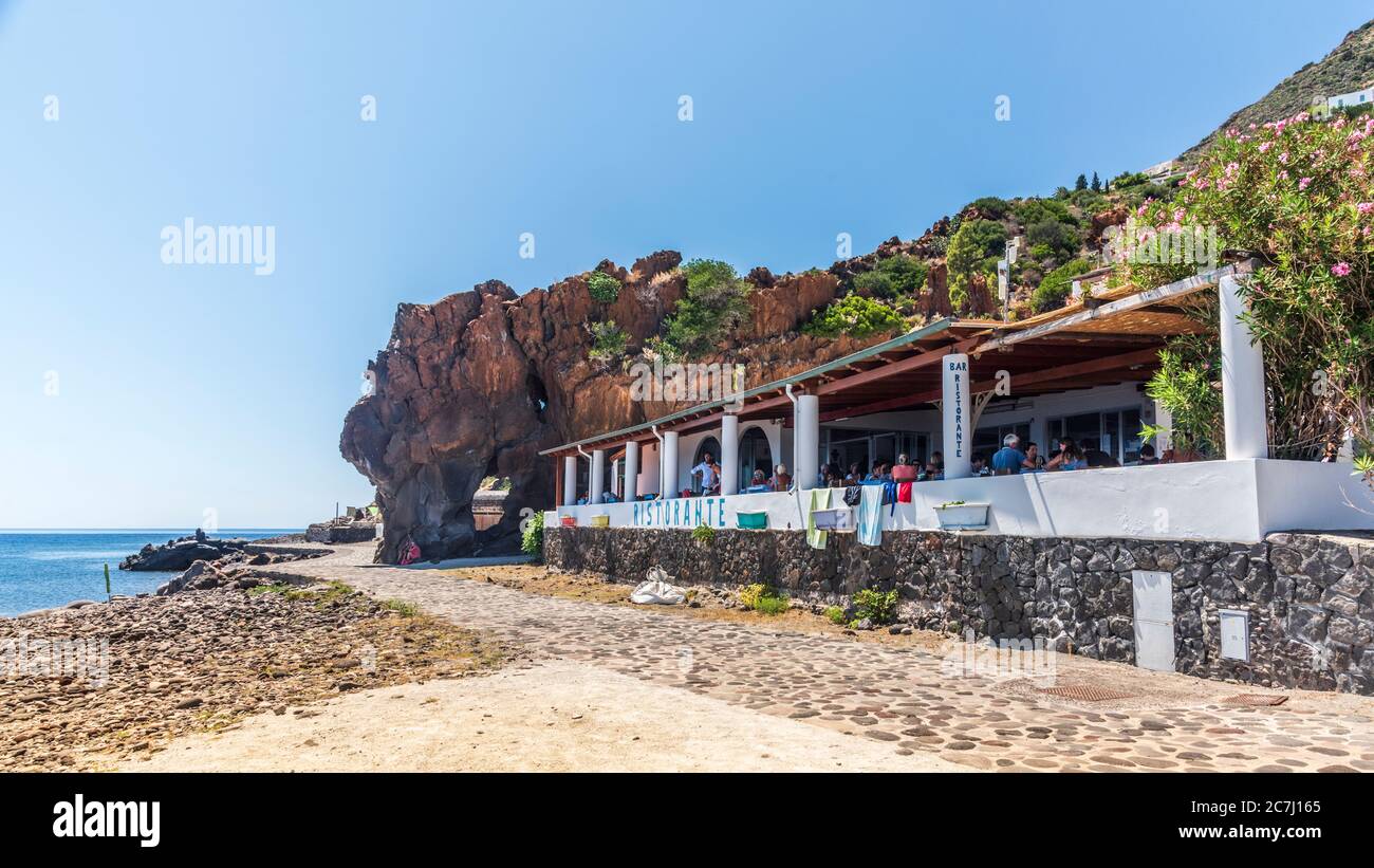 Sicilia - le impressioni soline delle Isole Eolie, dette anche Isole Eolie o Isole Eolie: Lipari, Stromboli, Salina, Vulcano, Panarea, Filicudi e Alicudi. Ristorante isolato sull'Isola di Alicudi. Foto Stock