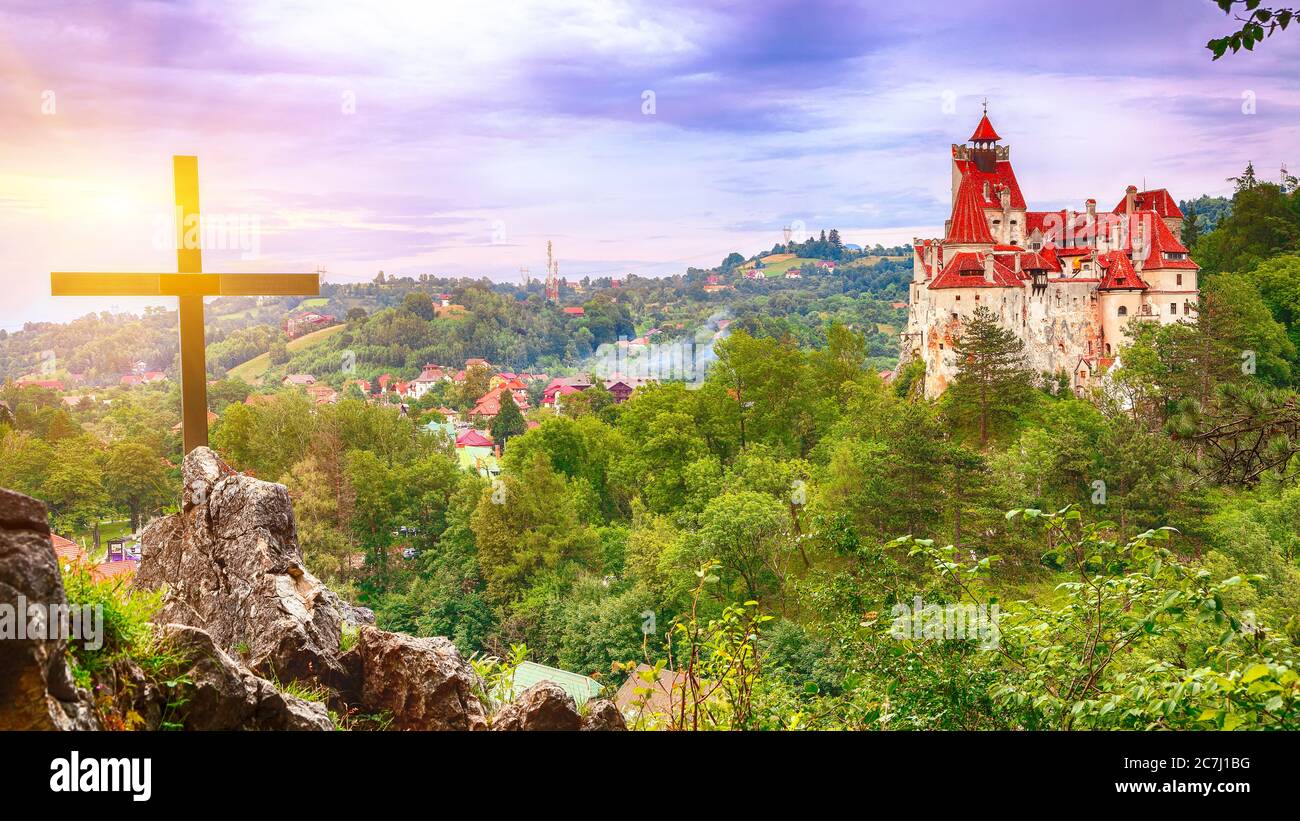 Paesaggio con il castello medievale di Bran noto per il mito di Dracula al tramonto, Brasov punto di riferimento, Transilvania, Romania, Europa Foto Stock