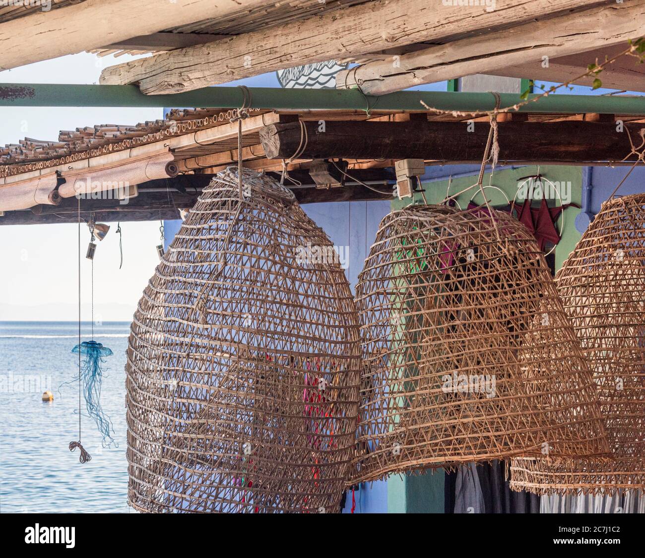 Sicilia - le impressioni soline delle Isole Eolie, dette anche Isole Eolie o Isole Eolie: Lipari, Stromboli, Salina, Vulcano, Panarea, Filicudi e Alicudi. Cesti da pesca su Filicudi. Foto Stock