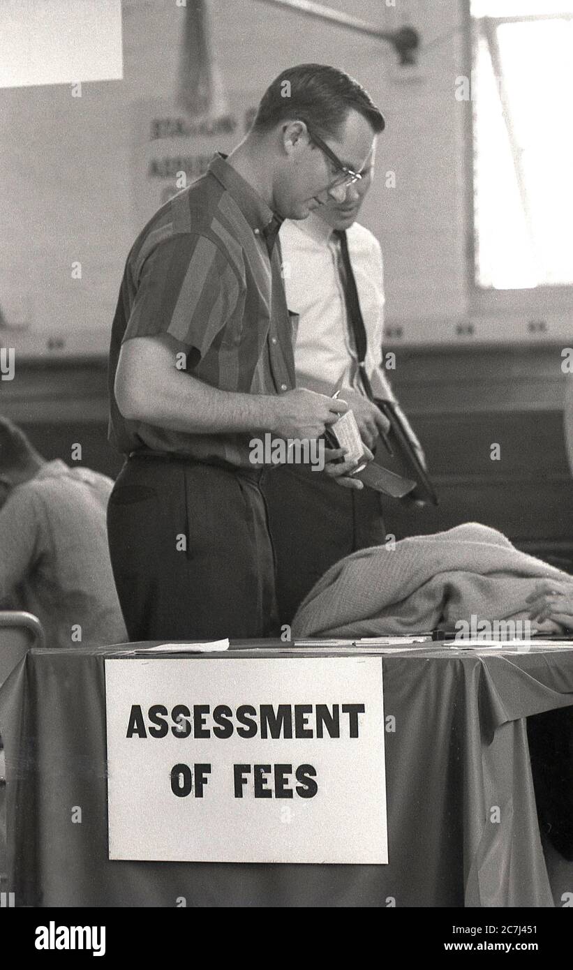 1964, spese storiche, universitarie o universitarie, avviso di valutazione delle tasse alla fine di un tavolo coperto di stoffa all'interno di una stanza, California, USA. Foto Stock