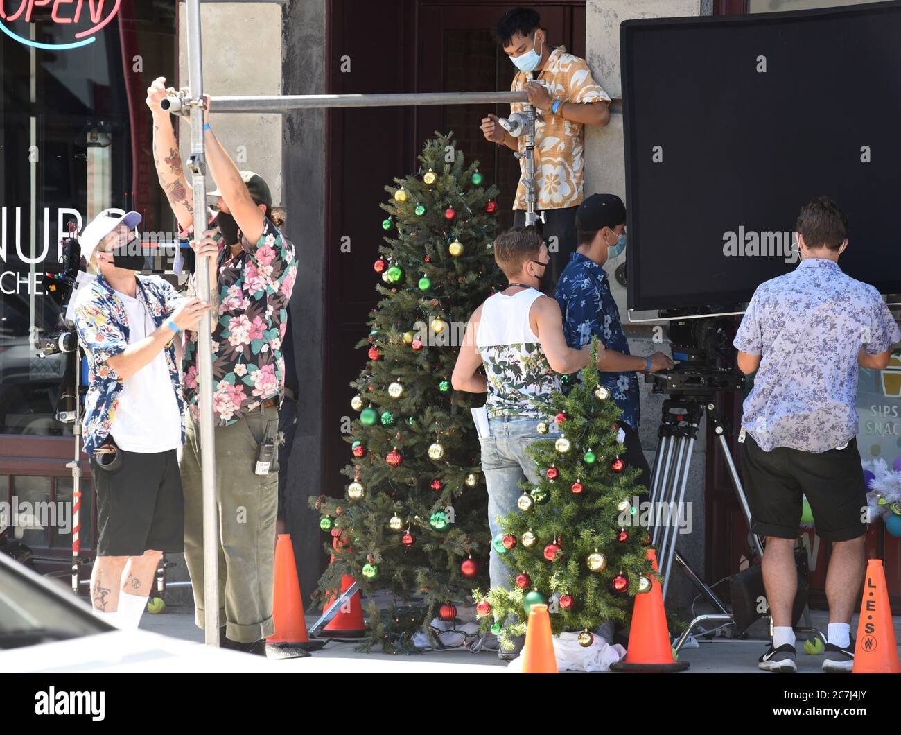 Victoria, British Columbia, Canada, 17 luglio 2020 - Mask indossa i membri della squadra di produzione di film si sono stabiliti per una ripresa durante le riprese del film consegnare entro Natale. La produzione cinematografica canadese è ripresa con le nuove norme e restrizioni di sicurezza di Covid-19. Alamy Live News/Don Denton Credit: Don Denton/Alamy Live News Foto Stock
