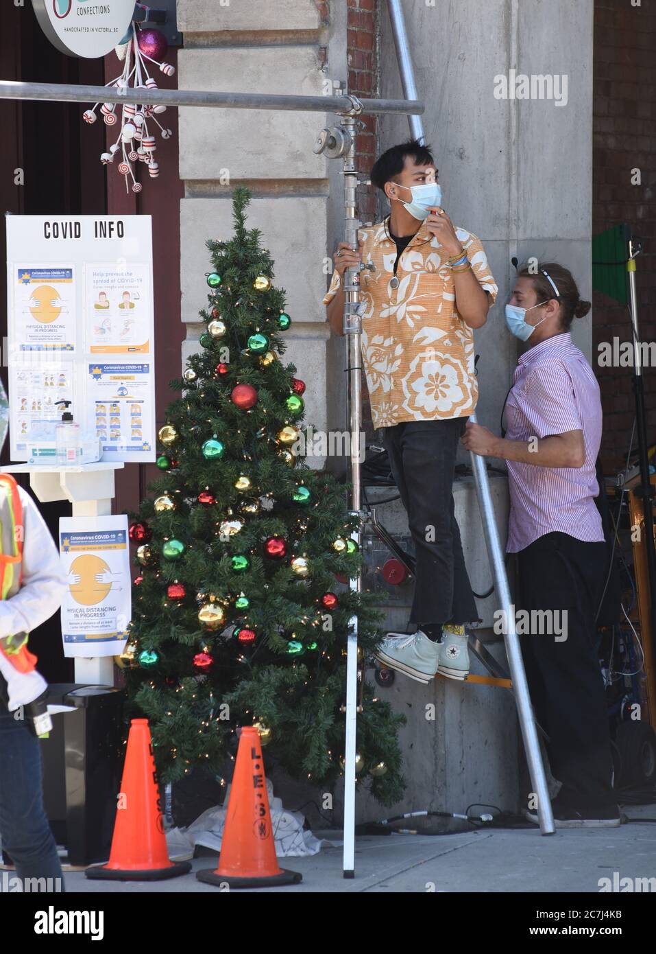 Victoria, British Columbia, Canada, 17 luglio 2020 - Mask indossa i membri della squadra di produzione di film si sono stabiliti per una ripresa durante le riprese del film consegnare entro Natale. La produzione cinematografica canadese è ripresa con le nuove norme e restrizioni di sicurezza di Covid-19. Alamy Live News/Don Denton Credit: Don Denton/Alamy Live News Foto Stock