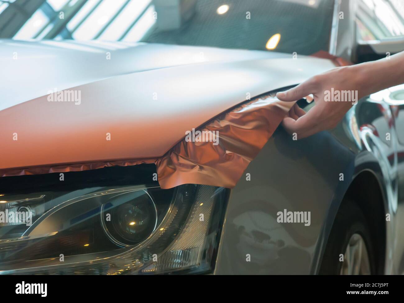 Incollaggio della vettura in plastica carbonico closeup Foto Stock