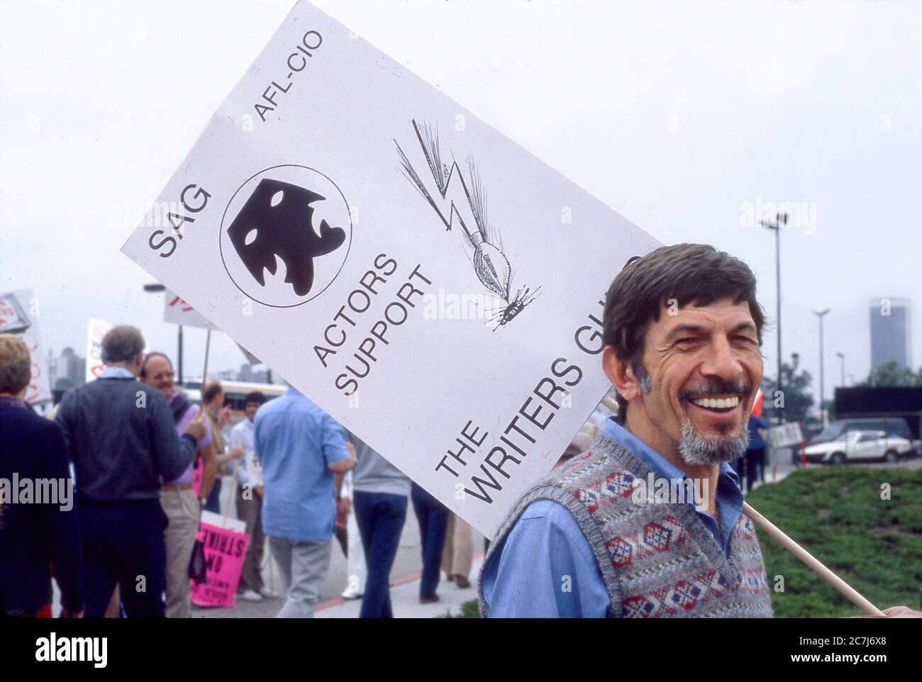 Leonard Nimoy of Star Trek fame si unisce alla linea picket per i membri impressionanti della Writer's Guild fuori dalla CBS Television City di Hollywood, California Foto Stock