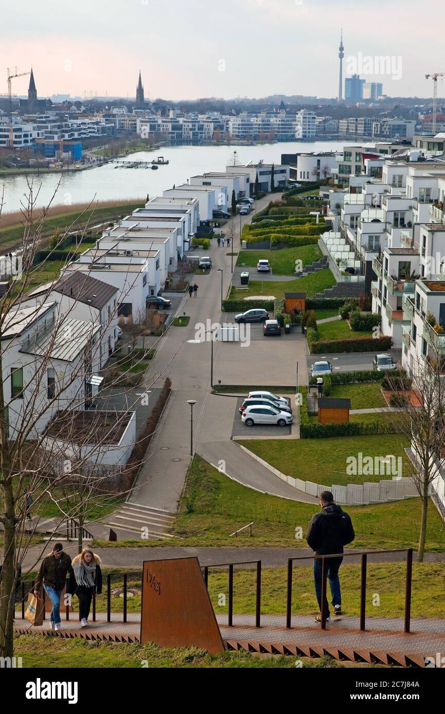 Zona residenziale intorno al lago Phoenix, silhouette della città con il Flori in background, Germania, Nord Reno-Westfalia, Ruhr Area, Dortmund Foto Stock