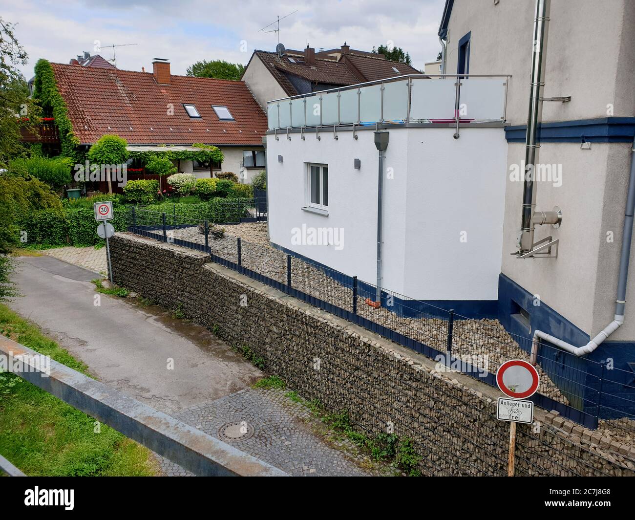 Giardino di ghiaia di un nuovo edificio sorrinato da una parete di gabione, la Germania Foto Stock